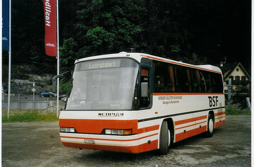 (068'634) - Fglister, Mswangen - Nr. 322/LU 15'528 - Neoplan am 19. Juni 2004 auf dem Brnigpass