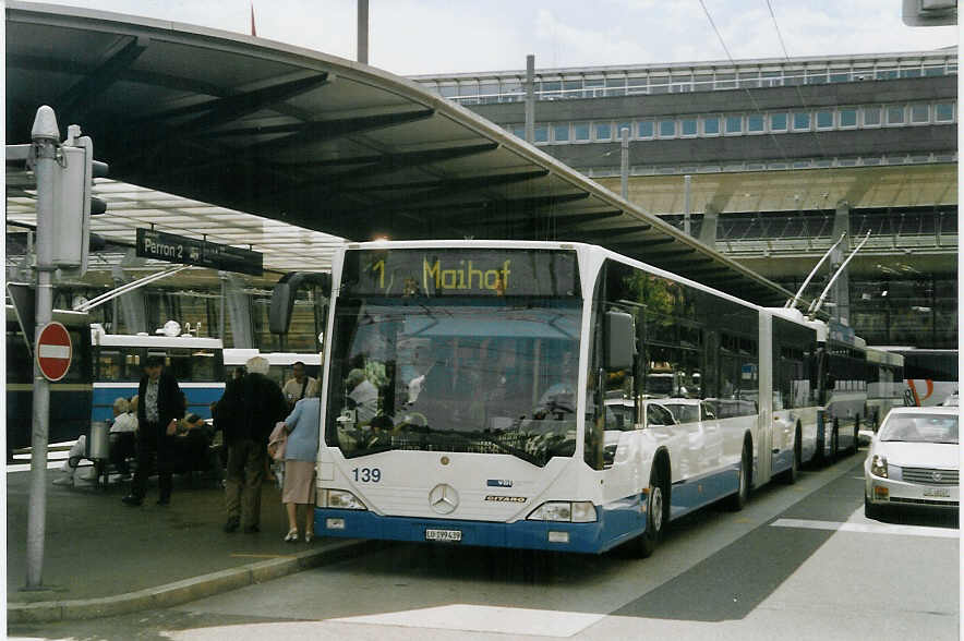 (068'725) - VBL Luzern - Nr. 139/LU 199'439 - Mercedes am 27. Juni 2004 beim Bahnhof Luzern