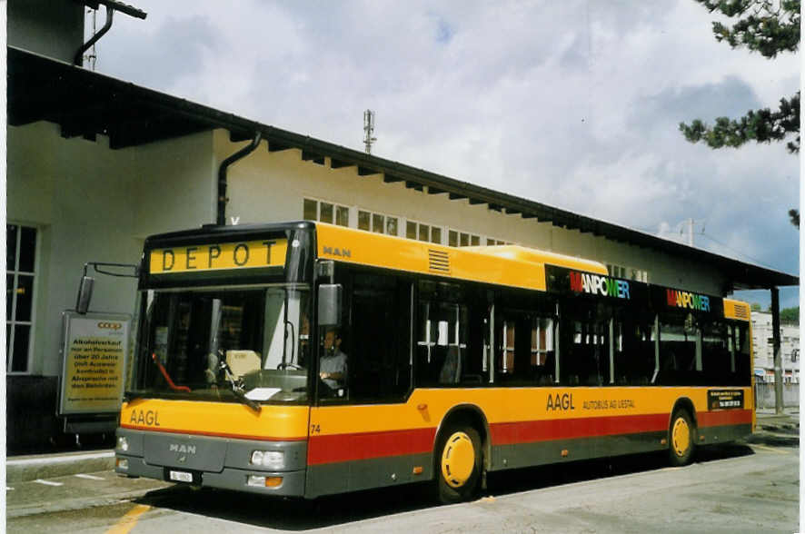 (069'221) - AAGL Liestal - Nr. 74/BL 6862 - MAN am 10. Juli 2004 beim Bahnhof Liestal