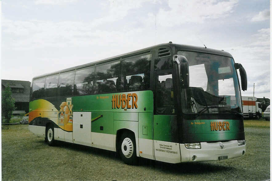 (069'334) - Huber, Entlebuch - LU 15'100 - Renault am 10. Juli 2004 in Ruswil, Garage