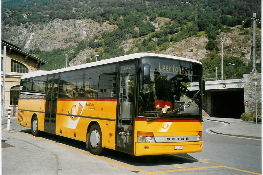 (069'802) - PostAuto Oberwallis - VS 241'976 - Setra am 31. Juli 2004 beim Bahnhof Brig