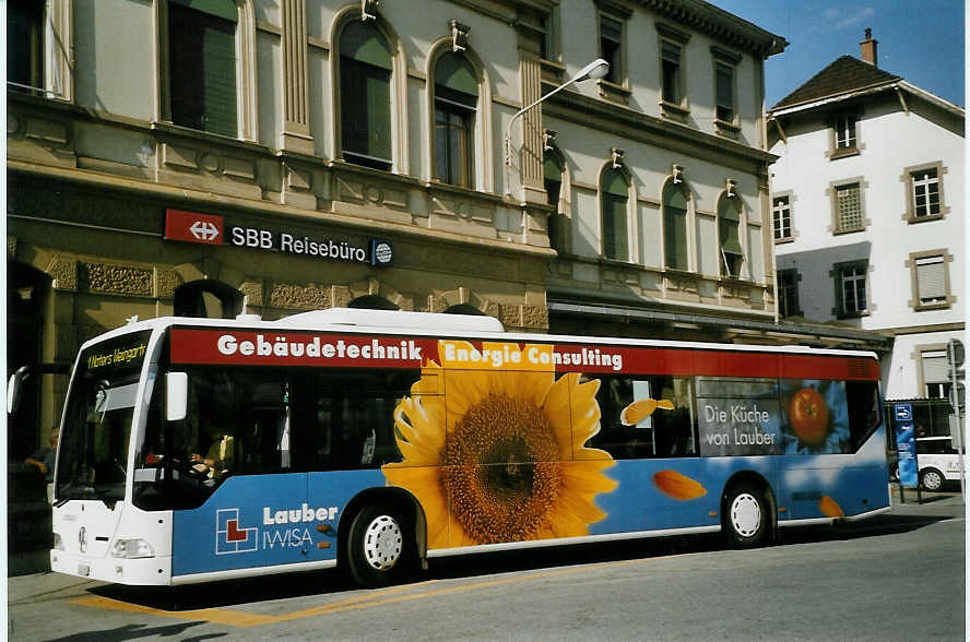 (069'817) - PostAuto Oberwallis - VS 241'960 - Mercedes am 31. Juli 2004 beim Bahnhof Brig