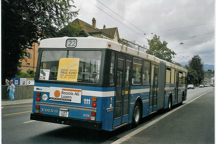 (070'232) - VBL Luzern - Nr. 111/LU 15'017 - Volvo/R&J am 21. August 2004 in Luzern, Maihof