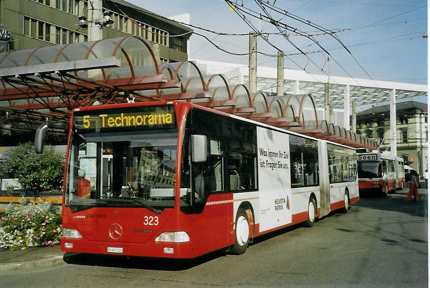 (071'507) - SW Winterthur - Nr. 323/ZH 687'323 - Mercedes am 4. Oktober 2004 beim Hauptbahnhof Winterthur