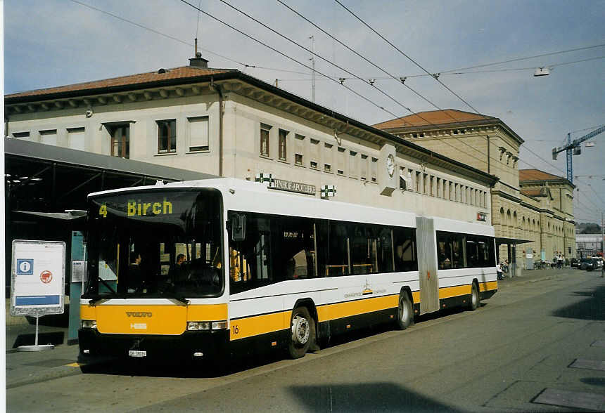 (071'529) - VBSH Schaffhausen - Nr. 16/SH 38'016 - Volvo/Hess am 4. Oktober 2004 beim Bahnhof Schaffhausen