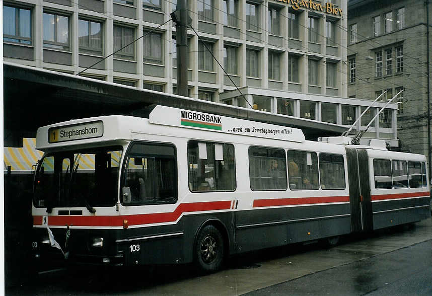 (072'010) - VBSG St. Gallen - Nr. 103 - Saurer/Hess Gelenktrolleybus am 11. Oktober 2004 beim Bahnhof St. Gallen