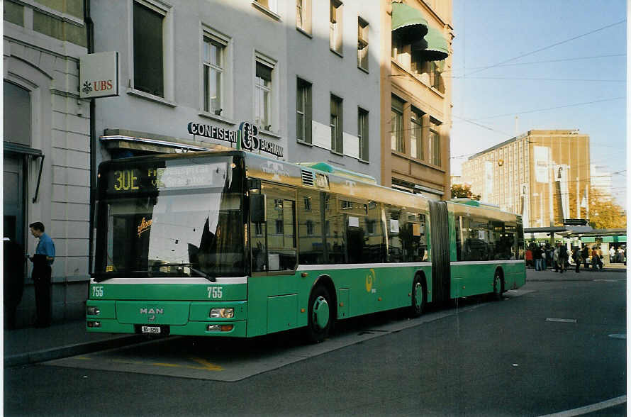 (072'327) - BVB Basel - Nr. 755/BS 3255 - MAN am 24. Oktober 2004 beim Bahnhof Basel