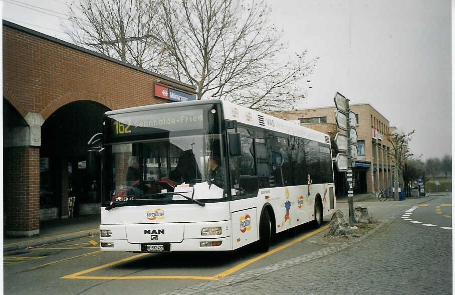 (073'221) - Lengacher, Mnsingen - Nr. 6/BE 382'422 - MAN/Gppel am 12. Dezember 2004 beim Bahnhof Mnsingen