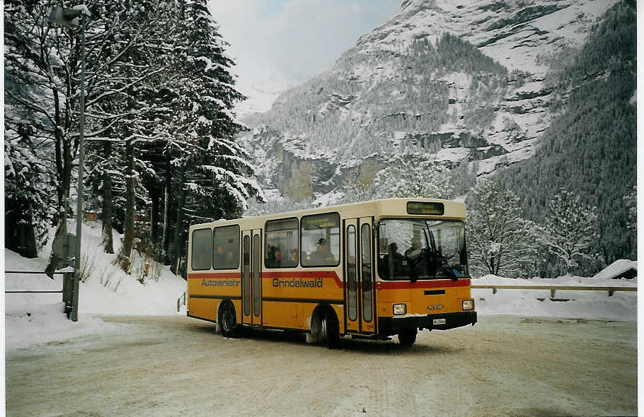 (073'431) - AVG Grindelwald - Nr. 17/BE 72'444 - NAW/Hess am 29. Dezember 2004 beim Bahnhof Grindelwald