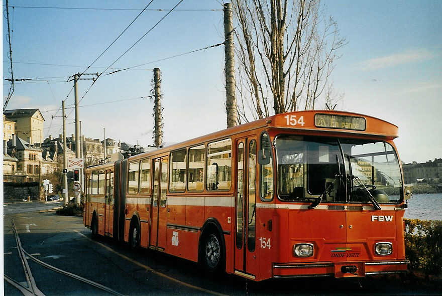 (073'527) - TN Neuchtel - Nr. 154 - FBW/Hess Gelenktrolleybus (ex Nr. 54) am 1. Januar 2005 in Neuchtel, Dpt