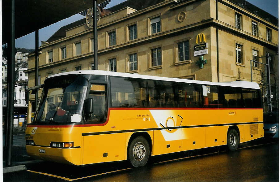 (073'601) - CarPostal Jura-Jura bernois-Neuchtel - NE 109'382 - Neoplan (ex P 25'862) am 1. Januar 2005 beim Bahnhof Neuchtel