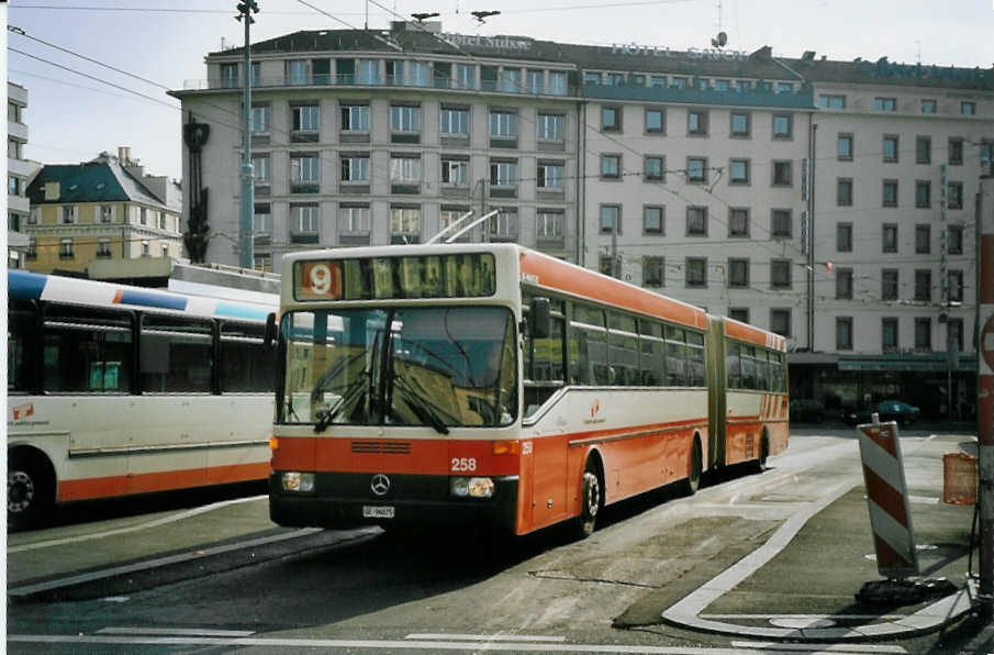 (074'917) - TPG Genve - Nr. 258/GE 96'075 - Mercedes am 24. Februar 2005 beim Bahnhof Genve