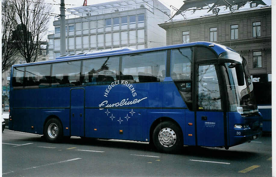 (075'304) - Heggli, Kriens - Nr. 30/LU 15'592 - Neoplan am 25. Februar 2005 beim Bahnhof Luzern