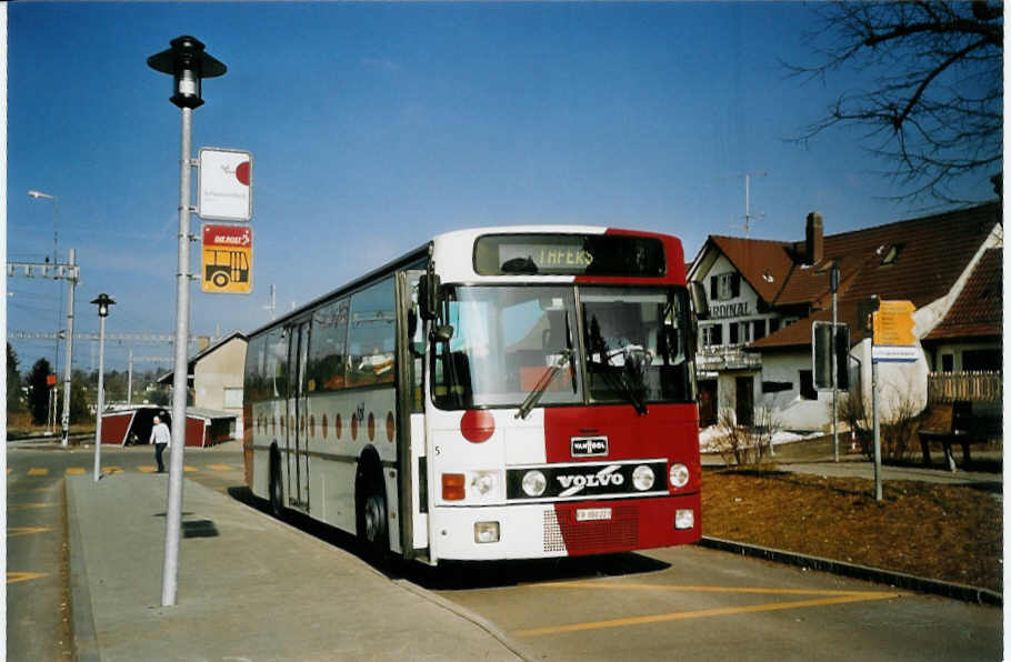 (075'721) - TPF Fribourg - Nr. 5/FR 300'223 - Volvo/Van Hool (ex GFM Fribourg Nr. 5) am 20. Mrz 2005 in Schwarzenburg, Bahnhof 