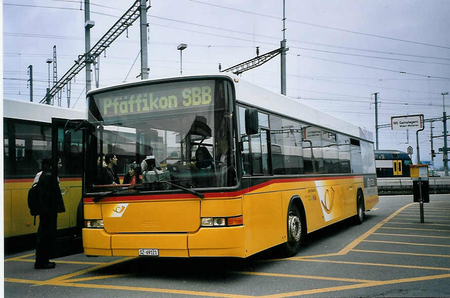 (075'914) - Schuler, Feusisberg - SZ 69'121 - Volvo/Hess am 31. Mrz 2005 beim Bahnhof Pfffikon