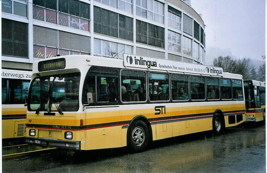 (075'932) - STI Thun - Nr. 52/BE 396'552 - Saurer/R&J am 9. April 2005 beim Bahnhof Thun