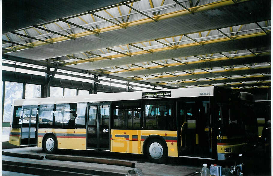 (076'001) - STI Thun - Nr. 101/BE 577'101 - MAN am 9. April 2005 in Thun, Garage