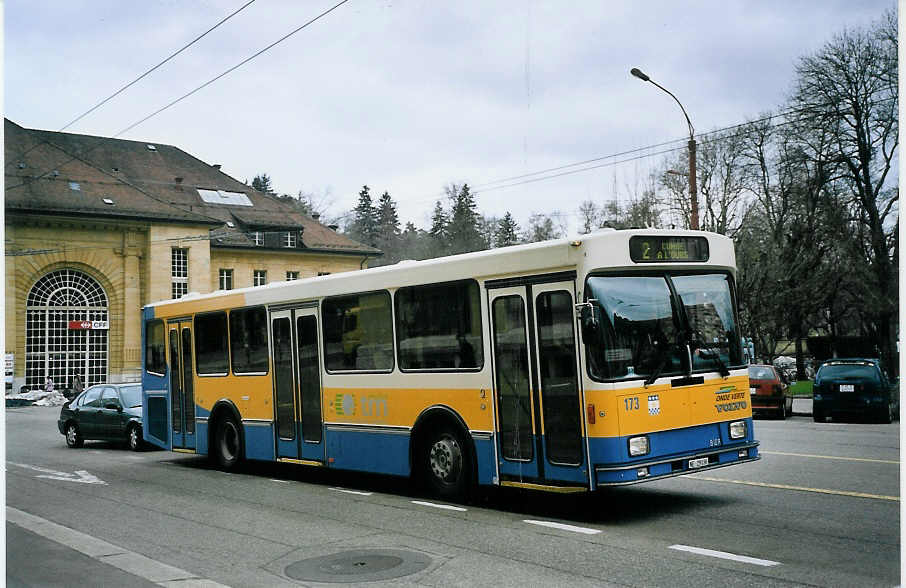 (076'230) - TC La Chaux-de-Fonds - Nr. 173/NE 29'136 - Volvo/Lauber am 23. April 2005 beim Bahnhof La Chaux-de-Fonds