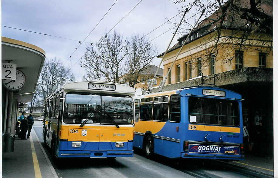 (076'235) - TC La Chaux-de-Fonds - Nr. 104 - FBW/Hess-Haag Trolleybus am 23. April 2005 beim Bahnhof La Chaux-de-Fonds