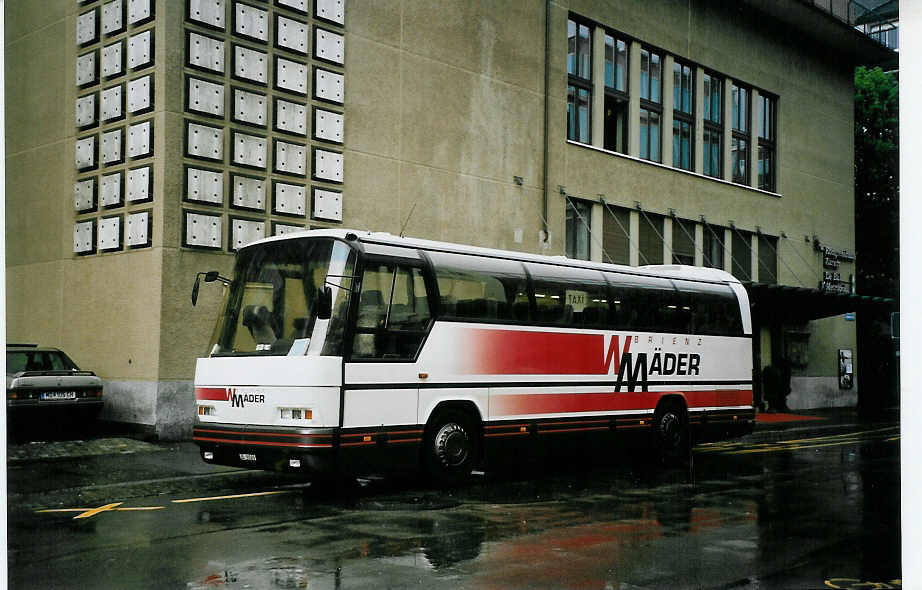 (076'507) - Mder, Schwanden - BE 90'509 - Neoplan am 5. Mai 2005 in Zrich, Kongresshaus