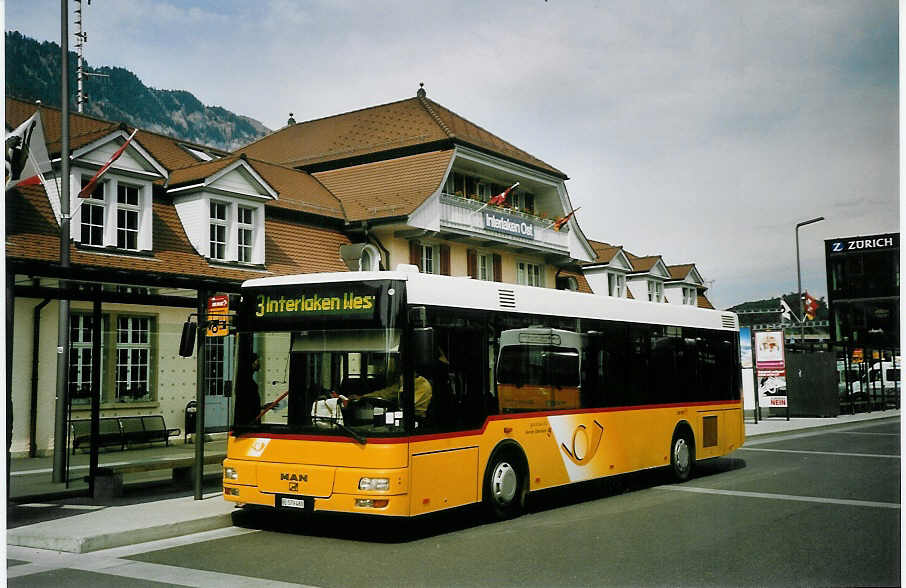 (076'624) - PostAuto Berner Oberland - BE 579'480 - MAN/Gppel (ex P 23'031) am 21. Mai 2005 beim Bahnhof Interlaken Ost