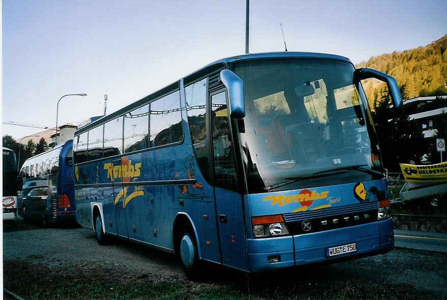 (076'730) - Aus Deutschland: Rombs, Weissenburg - WUG-E 750 - Setra am 27. Mai 2005 beim Bahnhof Davos-Dorf