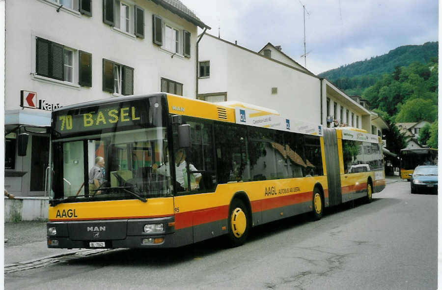 (077'225) - AAGL Liestal - Nr. 95/BL 7042 - MAN am 5. Juni 2005 in Reigoldswil, Dorfplatz