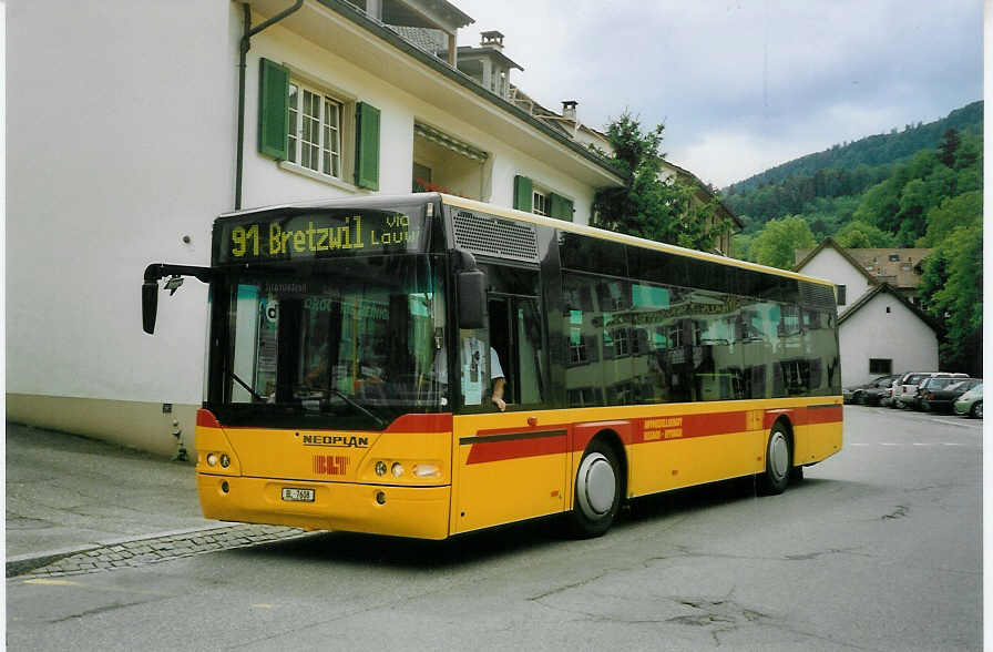 (077'226) - AGSE Eptingen - BL 7608 - Neoplan am 5. Juni 2005 in Reigoldswil, Dorfplatz