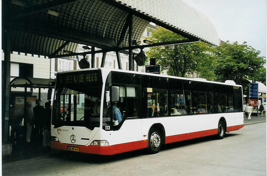 (078'936) - Stadsbus, Maastricht - Nr. 113/BL-RF-64 - Mercedes am 23. Juli 2005 beim Bahnhof Maastricht