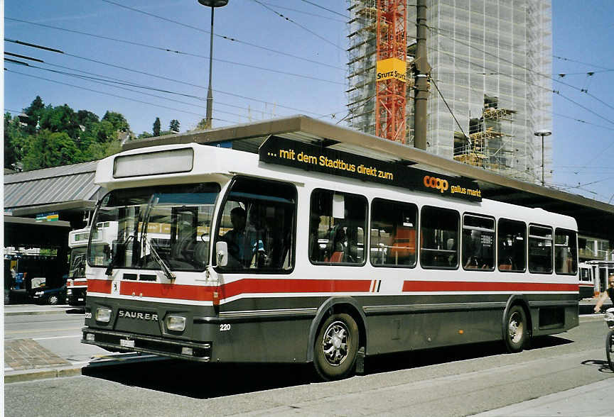 (079'133) - VBSG St. Gallen - Nr. 220/SG 141'220 - Saurer/Hess am 28. Juli 2005 beim Bahnhof St. Gallen