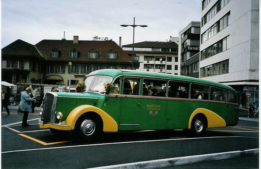 (080'612) - STI Thun - Nr. 15/BE 26'776 - Saurer/Gangloff (ex AvH Heimenschwand Nr. 5) am 29. September 2005 beim Bahnhof Thun