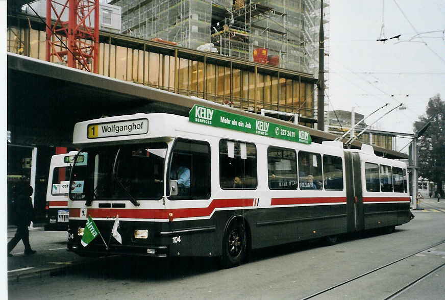 (080'815) - VBSG St. Gallen - Nr. 104 - Saurer/Hess Gelenktrolleybus am 18. September 2005 beim Bahnhof St. Gallen