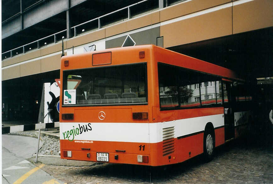 (080'831) - Regiobus, Gossau - Nr. 11/SG 88'221 - Mercedes am 18. Oktober 2005 beim Bahnhof Herisau (Einsatz VBH)