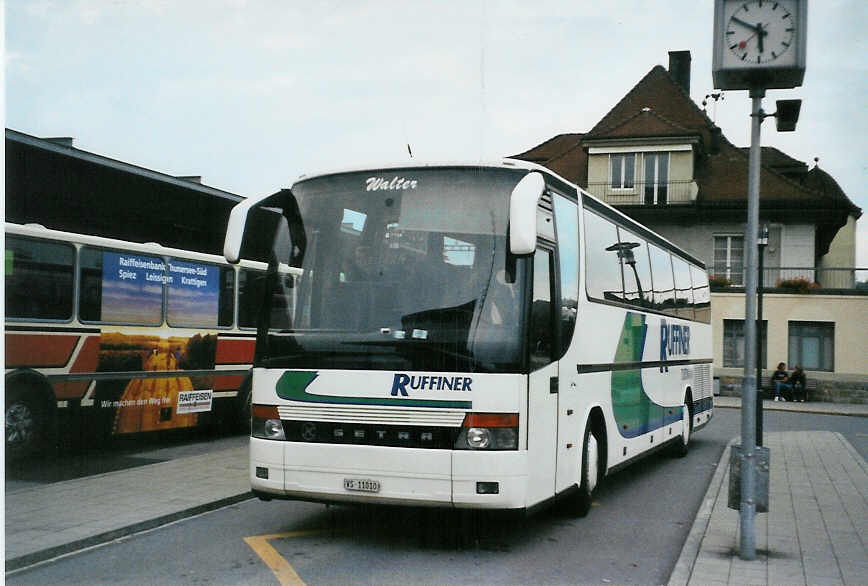 (081'218) - Ruffiner, Turtmann - VS 11'010 - Setra am 20. Oktober 2005 beim Bahnhof Spiez