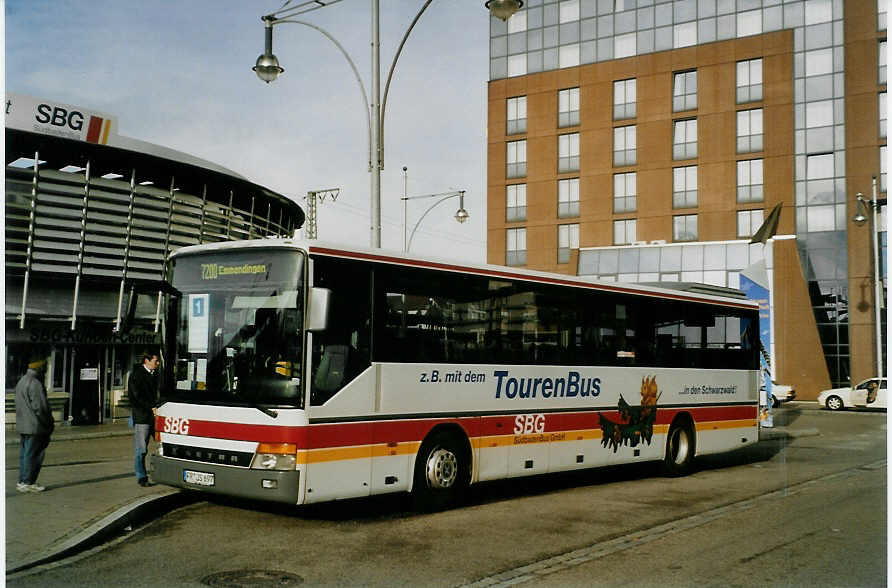 (081'722) - SBG Freiburg - FR-JS 697 - Setra am 3. Dezember 2005 beim Bahnhof Freiburg