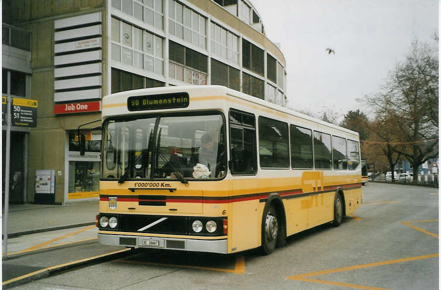 (081'817) - STI Thun - Nr. 6/BE 26'667 - Volvo/FHS (ex TSG Blumenstein Nr. 6) am 12. Dezember 2005 beim Bahnhof Thun