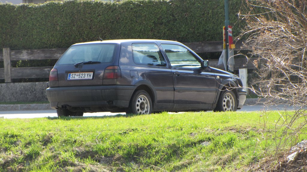 Alter VW Golf bei Brixlegg am 1.4.2012.