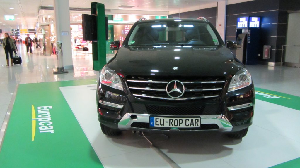 Der neue Mercedes ML in Mnchen am Flughafen zu Ausstellungszwecken am 27.12.2011.