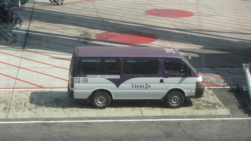 Flughafendienstfahrzeug der THAI am 6.1.2012 in Bangkok am Suvarnabhumi Flughafen.