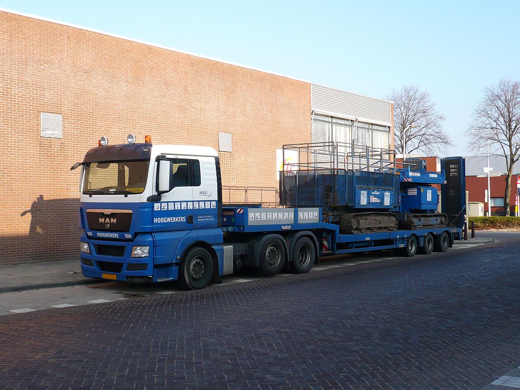 MAN der Firma HWS hoogwerkers. J.C. de Rijpstraat, Leiden, Niederlande 29-01-2011.