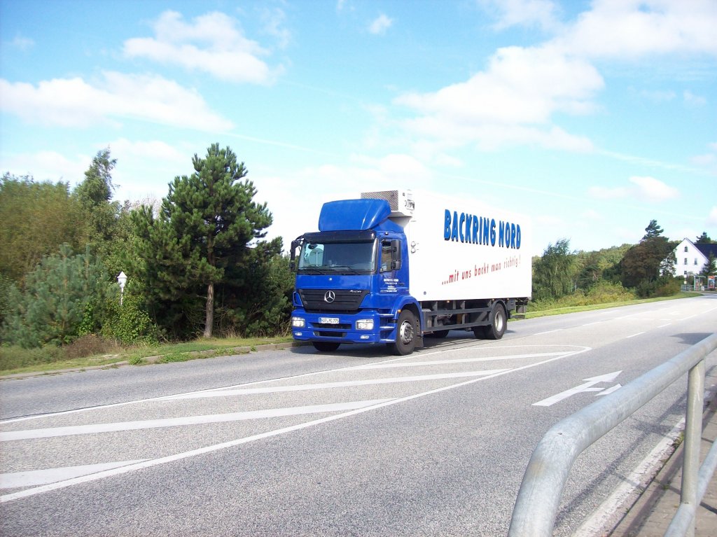 Mercedes-Benz mit Kastenaufbau in Lietzow