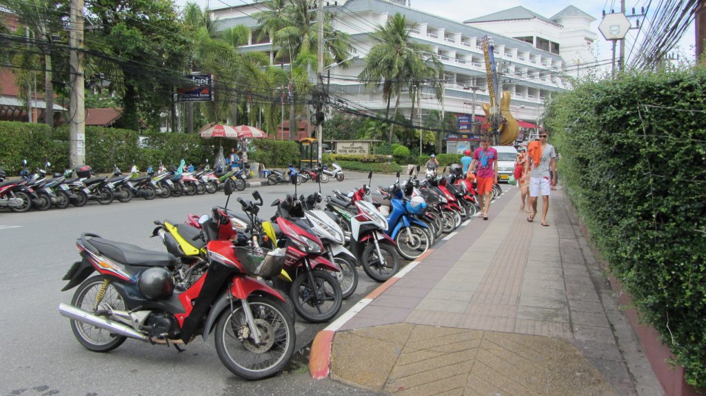 Mopedkolonne in Phuket (Patong) am 2.1.2012.