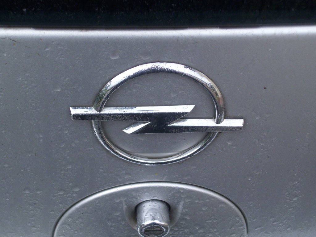 Opel Logo in Sassnitz.