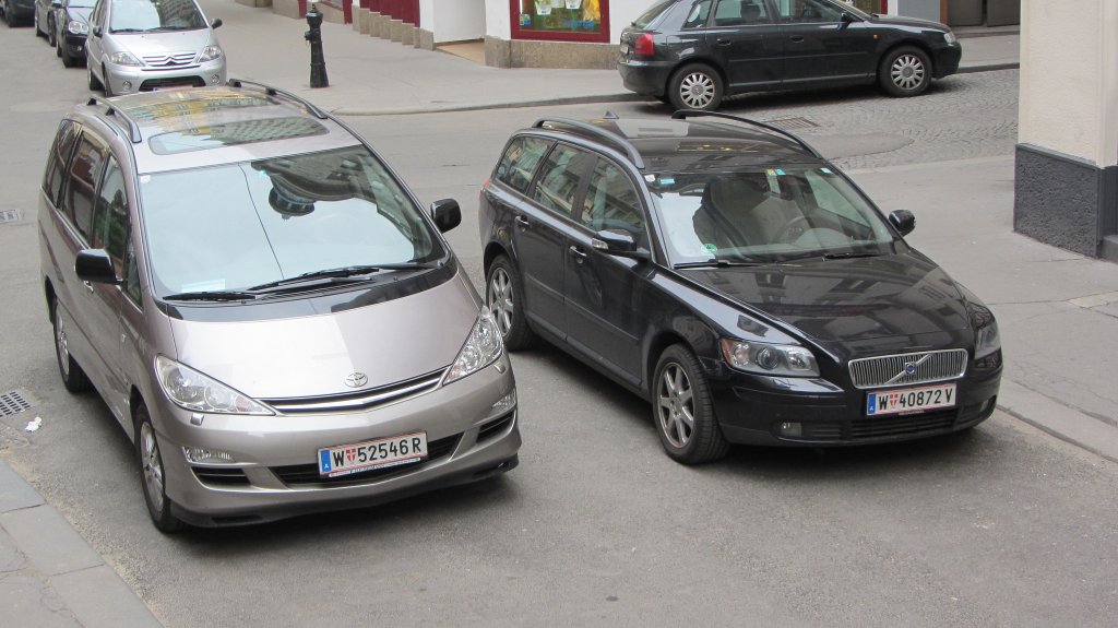Toyota und Volvo in Wien am 5.4.2012.