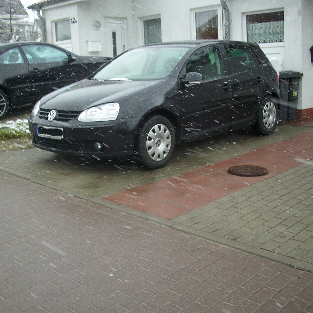 VW Golf whrend es schneit in Sassnitz.