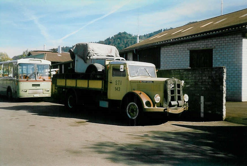 (020'236) - Aus dem Archiv: STI Thun - Nr. 143 - Saurer (ex Nr. 43) am 18. Oktober 1997 in Thun, Garage