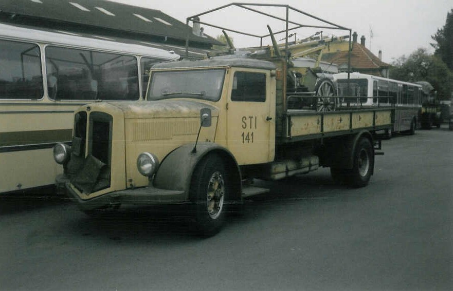 (020'430) - Aus dem Archiv: STI Thun - Nr. 141 - Berna (ex Nr. 41) am 30. Oktober 1997 in Thun, Garage