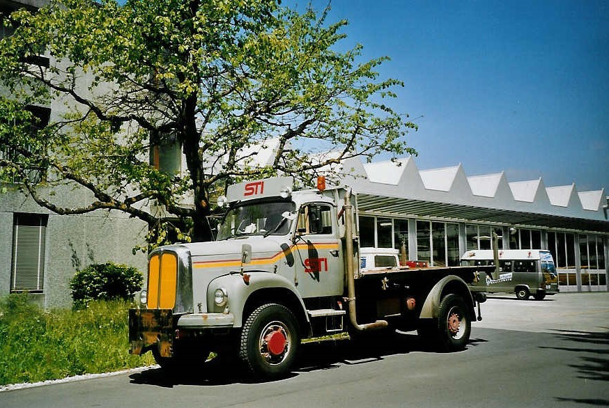 (076'616) - Aus dem Archiv: STI Thun - Nr. 148 - Saurer (ex ATGH Heiligenschwendi Nr. 6) am 19. Mai 2005 in Thun, Garage