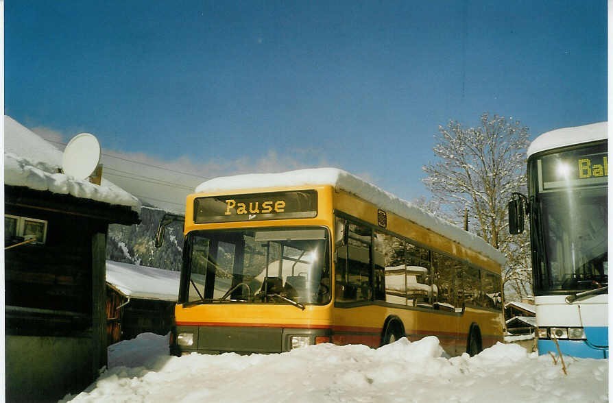 (082'106) - LVB Lenk - MAN/Lauber-MAN (ex AAGL Liestal Nr. 60) am 26. Dezember 2005 in Lenk, Garage