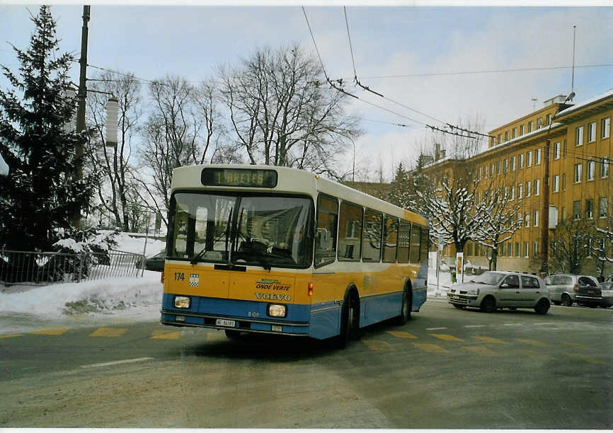 (082'203) - TC La Chaux-de-Fonds - Nr. 174/NE 84'381 - Volvo/Lauber am 28. Dezember 2005 beim Bahnhof La Chaux-de-Fonds